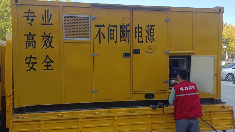 东胜柴油发电机组和UPS电源配合使用时，如何避免切换过程中的电力中断？